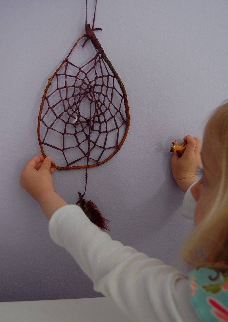 zasnené-drotárstvo-deti-detské-ručičky-samozrejme-vetvička-háčkovanie-visiace