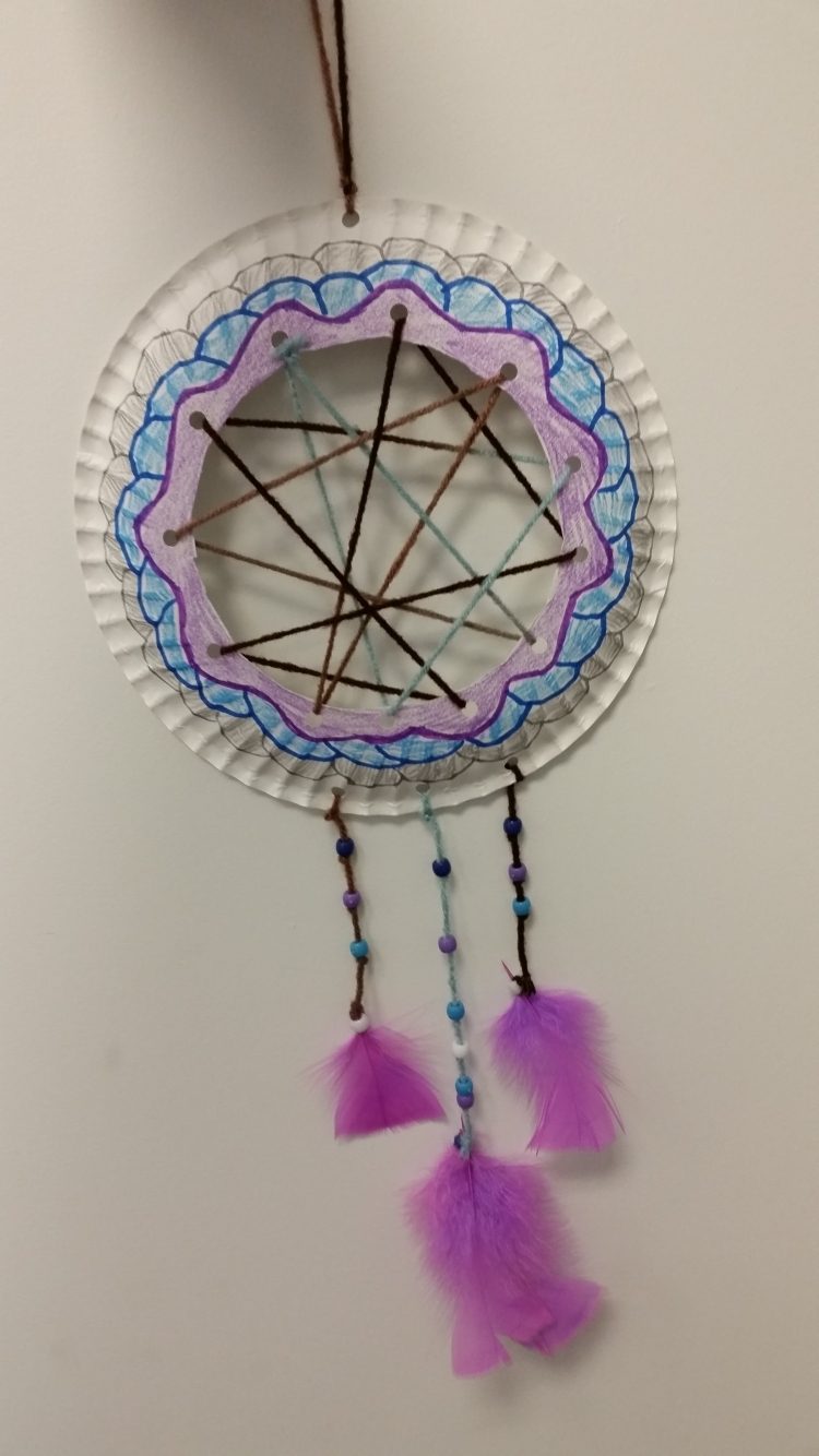 snílci-drotári-deti-nápad-kartón-tanier-farba-perie-šnúra-zavesiť