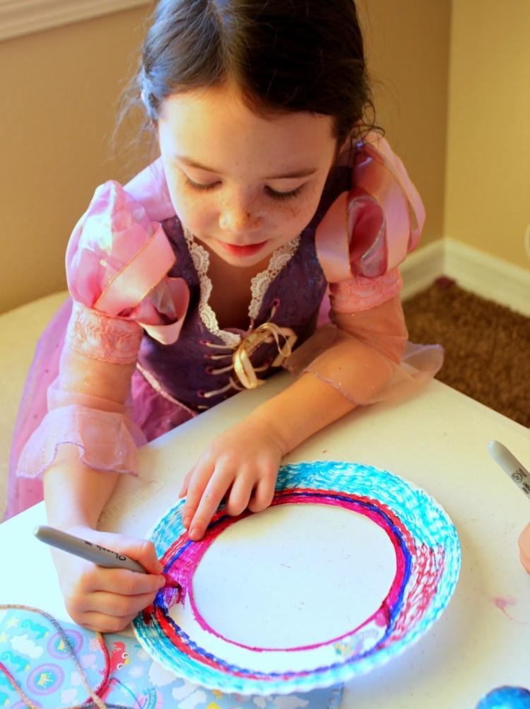 snové-drotárstvo-deti-návod-kartón-tanier-vystrihnutie-farby-farebné ceruzky-ružovo-modré