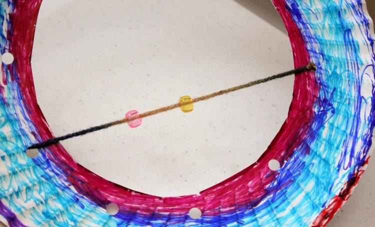 snové-ručné práce-deti-návod-kartón-tanier-dierovač-farba-pastelky