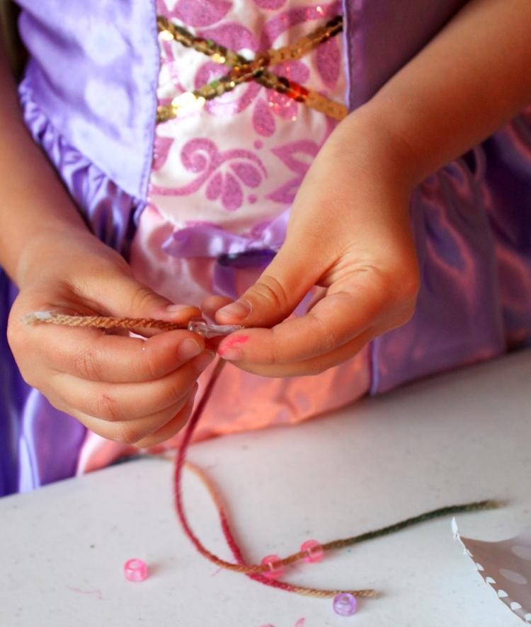 snové-ručné práce-deti-návod-kartón-tanier-perly-viazané-cez-detské ruky