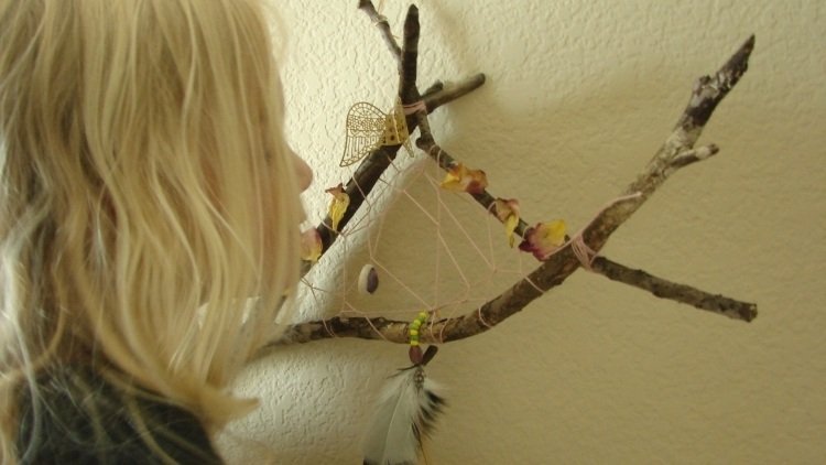 snívanie-drotár-deti-nápad-prírodný-vzhľad-konáre-strom-pierko-zdobenie