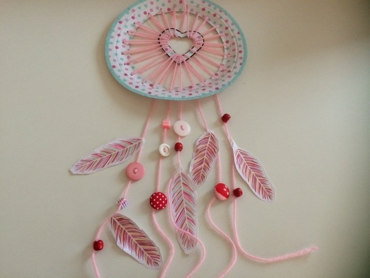 snové-drotárske-deti-kartónové-tanierové-ružové-srdiečkové-perie-papierové-tlačidlá-farby