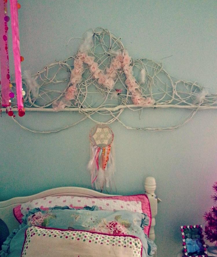 snovo-drotár-deti-nápad-ozdoba-postele-ošarpaný-šik-vrkoč-biely