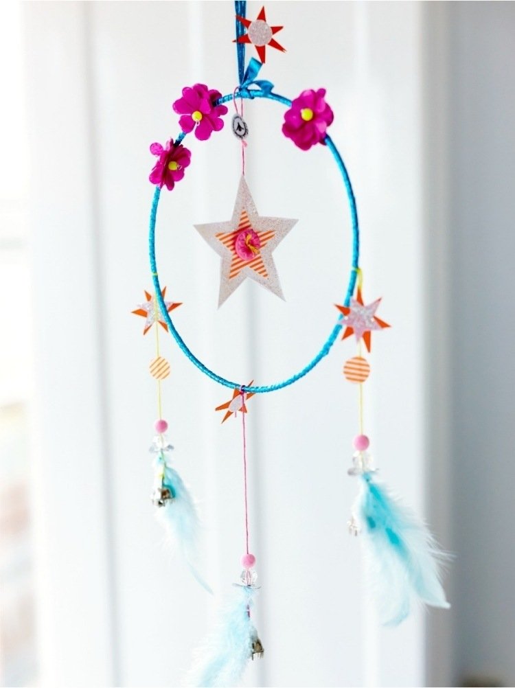 snové-drotárske-deti-modré-kvety-perie-perlové-hviezdy