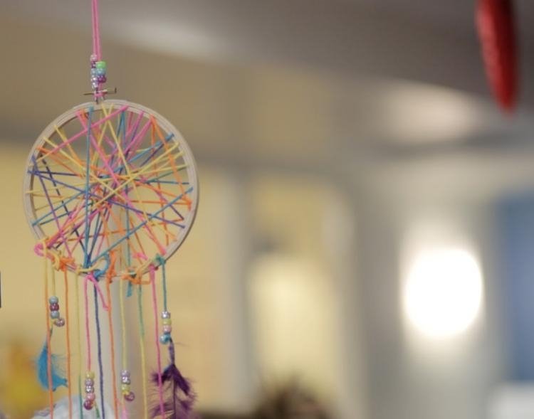 snové ručné práce-deti-výšivky-rámy-farebné-šnúry-korálky-perie-visiace