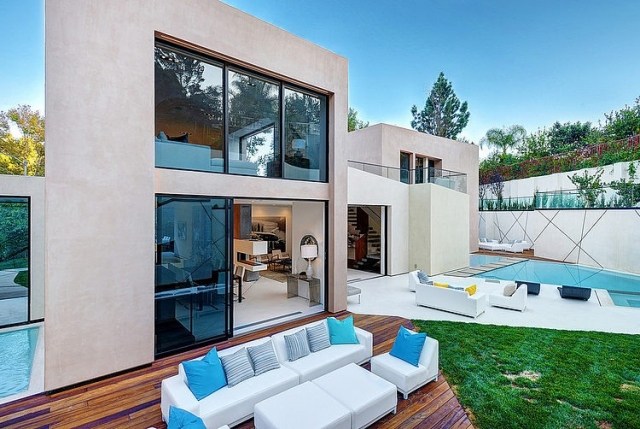 exkluzívna-vila-puristická-architektúra-nádvoria-bazén-záhrada