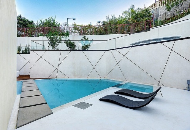 luxusna vila v drahych kopcoch beverly-kopce-bazenovy system-slnecna-paluba-chranena-pred vetrom