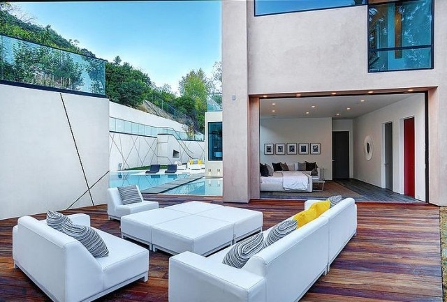 terasový nábytok-biele-puristické-sedenie-drevená-paluba-hythe-dvor-amit-apel-design