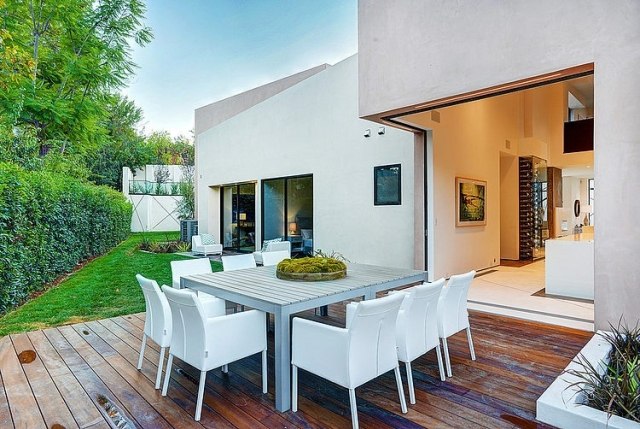 chránené-súkromie-luxus-vila-jedálenský stôl-vonkajší-dvor