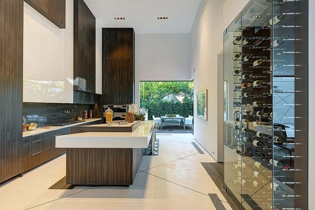 luxusná kuchyňa-ostrov-podlaha-strop-obklad-laminátová drevená-vínna pivnica