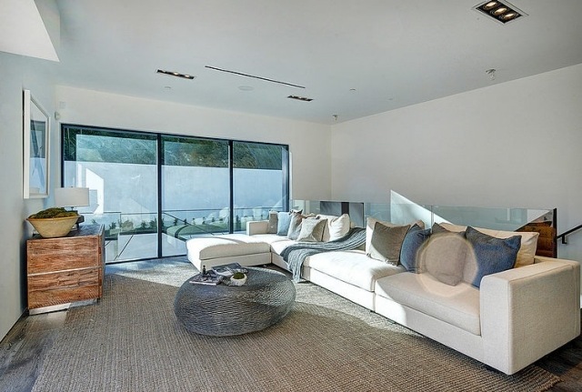 Relaxačné miesto-obývacia izba-horné poschodie-balkón-čierne rámy okien