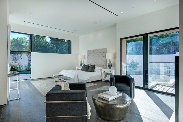 spálňa-dizajn-posteľ-čalúnená-čelo postele-sedačka-kreslo-koža-dizajn-klasika