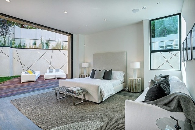 spálňa-s-súkromnou-slnečnou-terasovou-posteľou-s-čalúnením-posteľ-čelo postele-šedá