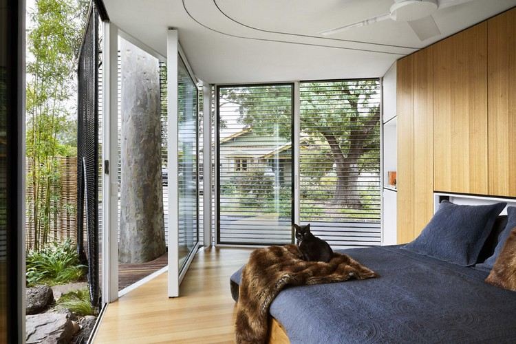 vysnené predĺženie domu presklené steny spálne