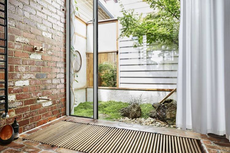 Prístavba domu s kúpeľňou vo dvore posuvnými dverami