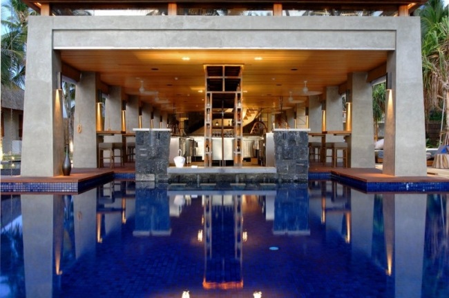 W Retreat Spa Maldives resort bazén betónová drevená strecha W Retreat Spa Maledivy prázdninový rezort bazén betónová drevená strecha
