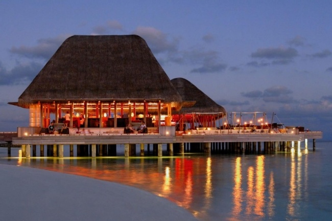 Rekreačné vily W Retreat s nočným osvetlením oceánskej vody W Ústredné prázdninové vily na oceáne na koloch