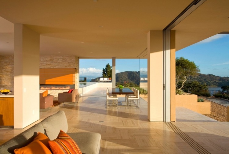 Travertínové dlaždice-obývacia časť-sklenené fronty-otvorený výhľad-jedálenský stôl