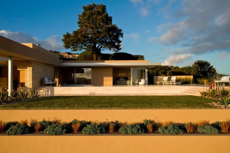 travertín-škridle-záhrada-milujúce sucho-rastliny-moderná-architektúra-dom-plochá strecha