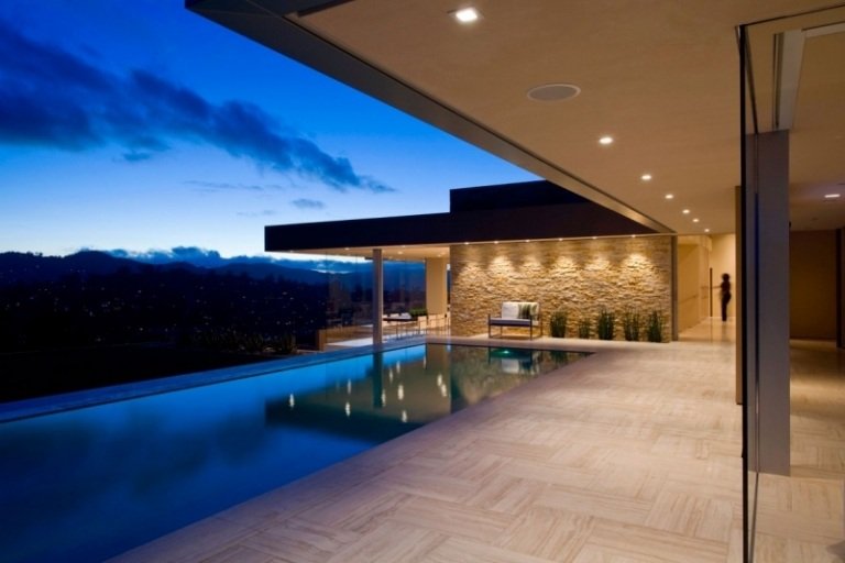 Travertínové kachle - nekonečné osvetlenie bazéna - vápencové obklady stien - výhľad - večerné škvrny