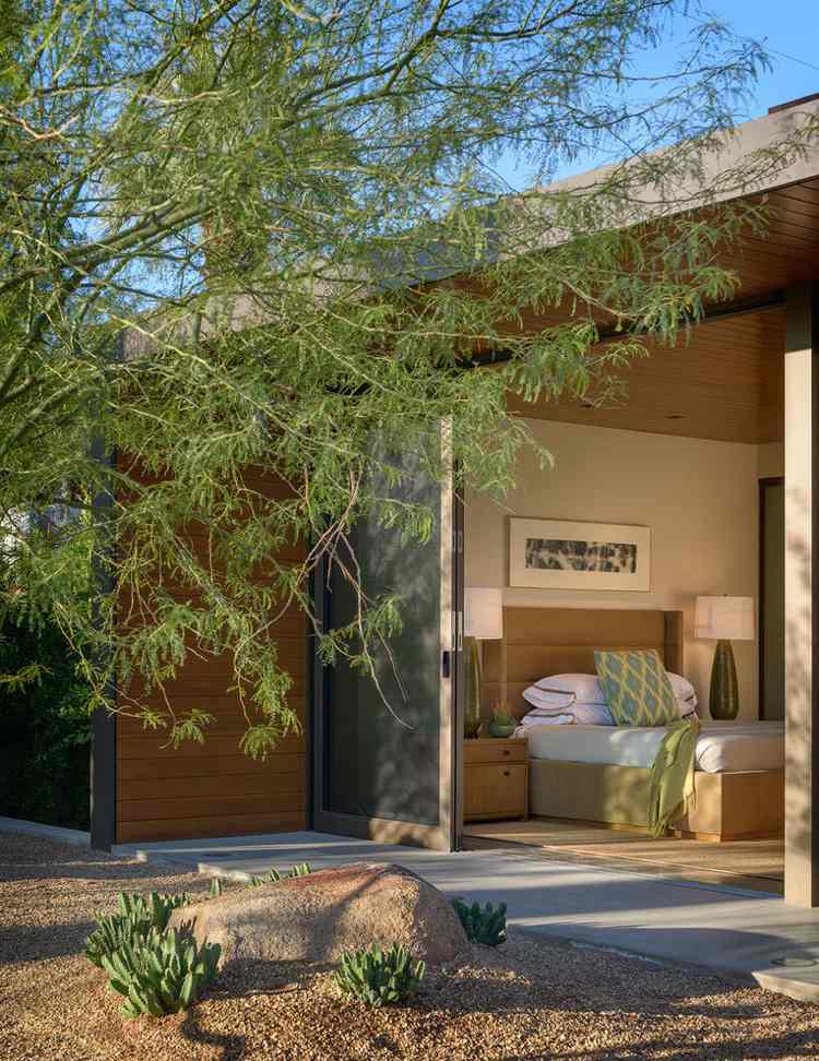 moderné-plážové-vily-veľkoformátové-okná-spálne-drevené obklady