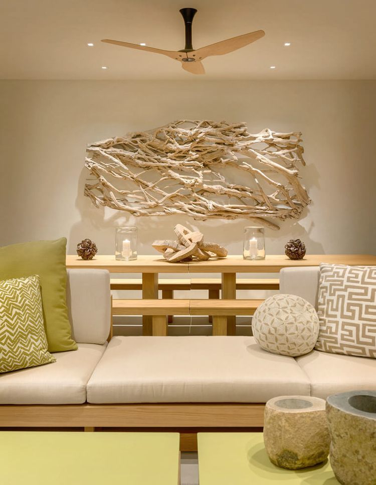 Driftwood dekorácia -moderná-plážová vila-obývačka-dekorácia na stenu-drevený gauč
