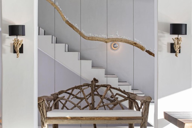 Nábytok z naplaveného dreva, lavička, nástenné svietidlá, schodisko, zábradlie