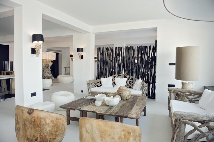 naplavené drevo-dekorácia-nábytok-čierne-akcenty-obývačka