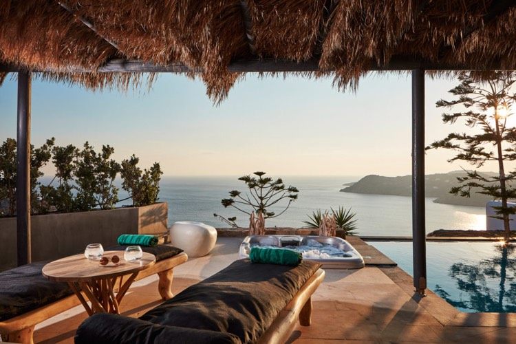 ležadlá-jacuzzi-nekonečno-bazén-výhľad-more