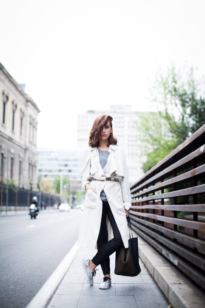 Športový, elegantný trenčkot s opaskom s ozdobnými ramennými krúžkami Trenčkot-biely-opasok-klasický-dizajn-ozdobný-prstene na plece