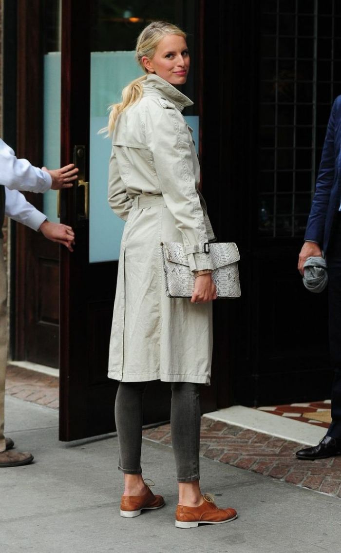 Klasický trenčkot s rozparkovým oblečením do daždivých a veterných jesenných dní Nápady-trenčkot-outfit-na-upršané-veterné-dni-na jeseň