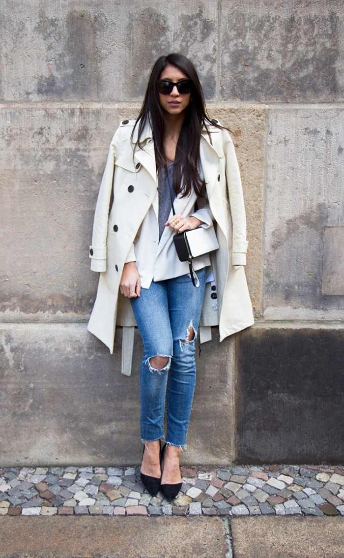 Trenčkot s ozdobnou gombíkovou légou a ramennými krúžkami biely-trenčkot-v páse s golierom-ozdobné-náramenníky