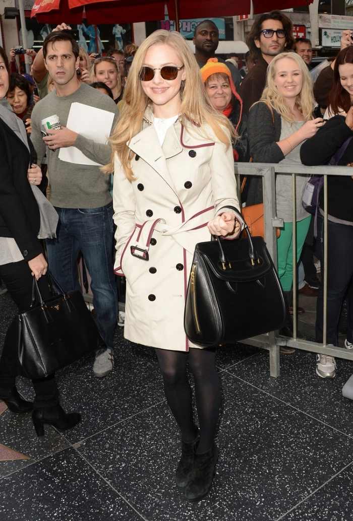 Trenčkot s bordovými okrajmi a opaskom Trenčkot-opasok-červené-hrany-klasický-dizajn-outfit-nápady-jeseň