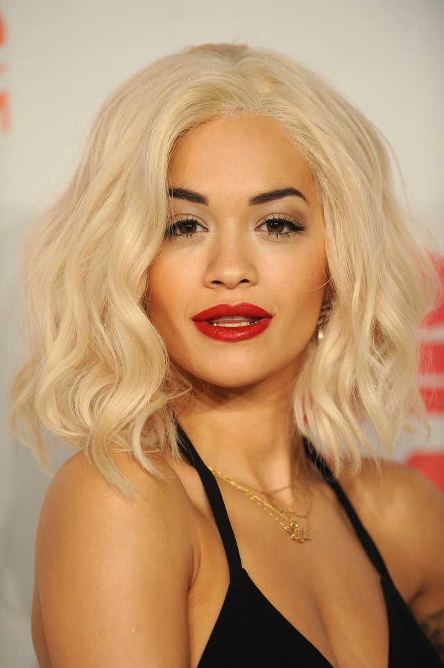 Bob po ramená s kučerami od Rita Ora lob-účes-kučery-dĺžka po ramená-rita-ora