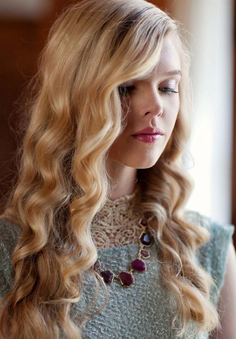 Kučery morskej panny s bočným delením trend-účesy-jeseň-morská panna-kučery-bočné lúčenie