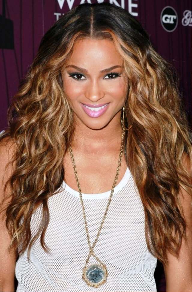 Stredová rozlúčka a dlhé kučery morskej panny od Ciary Morská panna-kučery-účes-ciara-dlhé vlasy