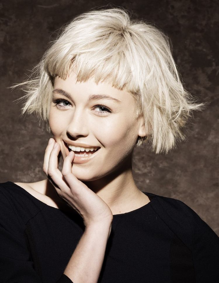 Trendy účesy: stredne dlhé, vrstvené a s ofinou Trendy účesy: stredne dlhé a s ofinou-blond-retro