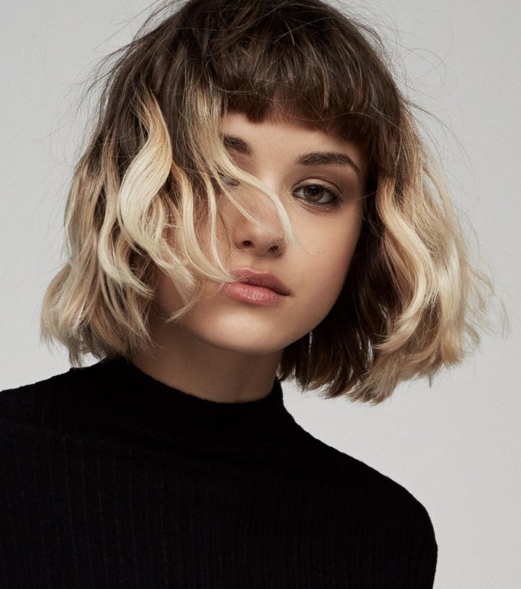 účesy-stredne dlhé-vrstvené-ofiny-trendy-ombre-farba-vlasov
