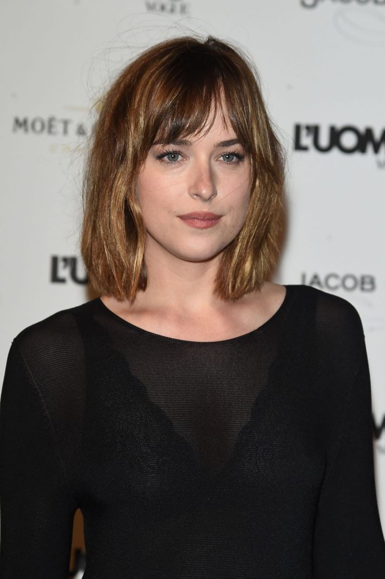 účesy-stredne dlhé-vrstvené-ofiny-trendy-pochmúrne-dakota-johnson