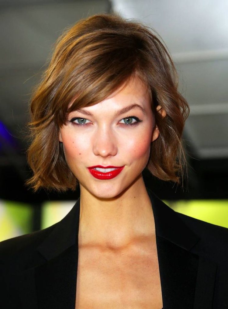 stredne dlhé účesy vrstvené ofiny trendy karlie kloss