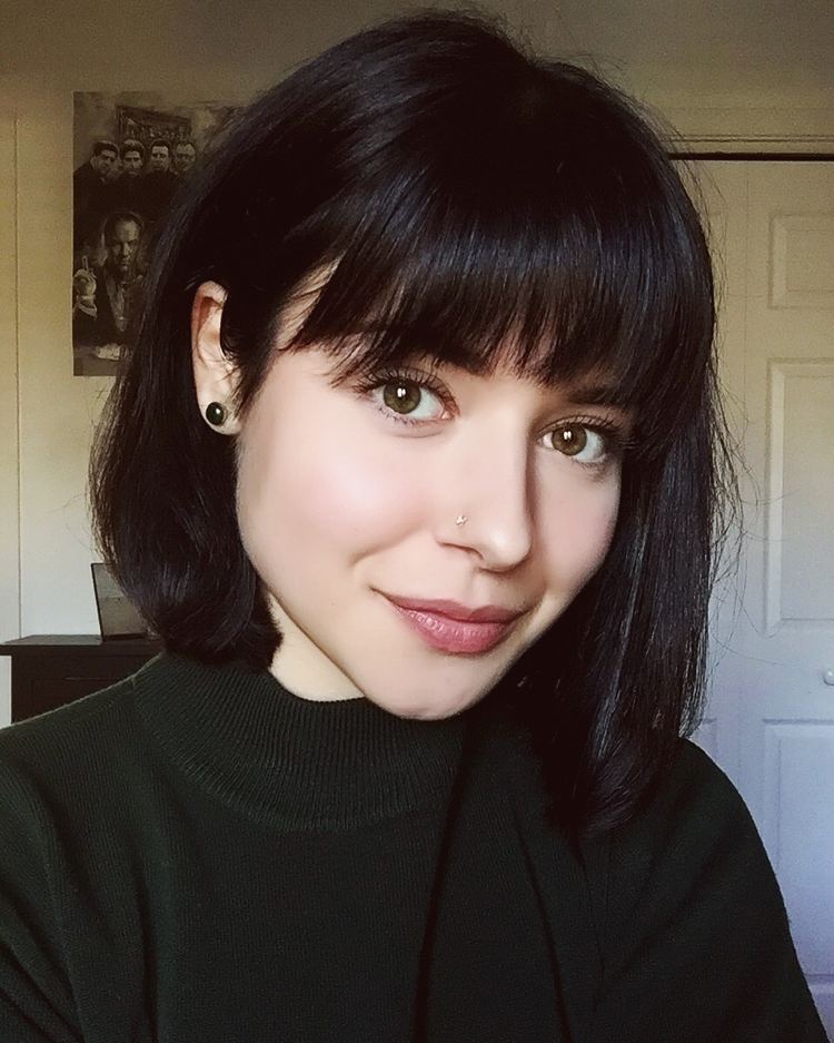 účesy-stredne dlhé-vrstvené-trendy-pony-bob-krátke