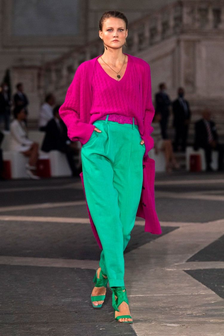 Látkové nohavice kombinujú nápady oblečenia pre jarný neónový ružový trendarbe 2021