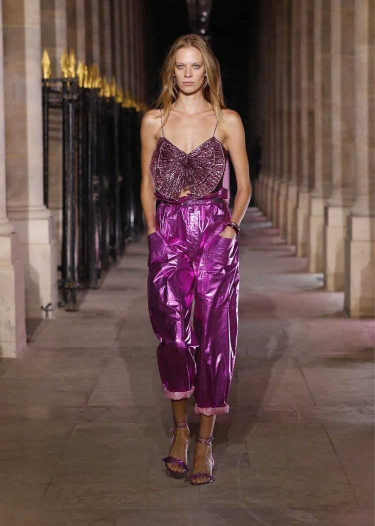 Trendové farby jar / leto 2021 fialová kombinuje trendy nohavíc 2021