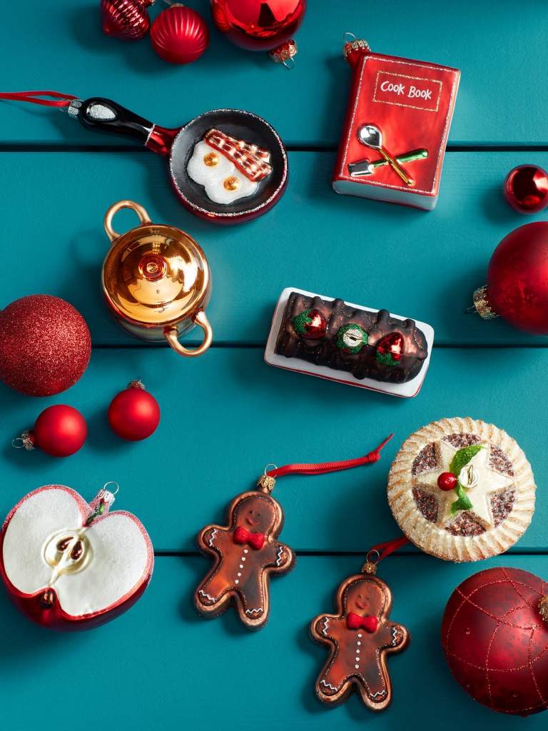 Trendové farby Vianoc 2019 červená a zlatá a benzínová modrá kombinujú dekorácie vianočného stromčeka