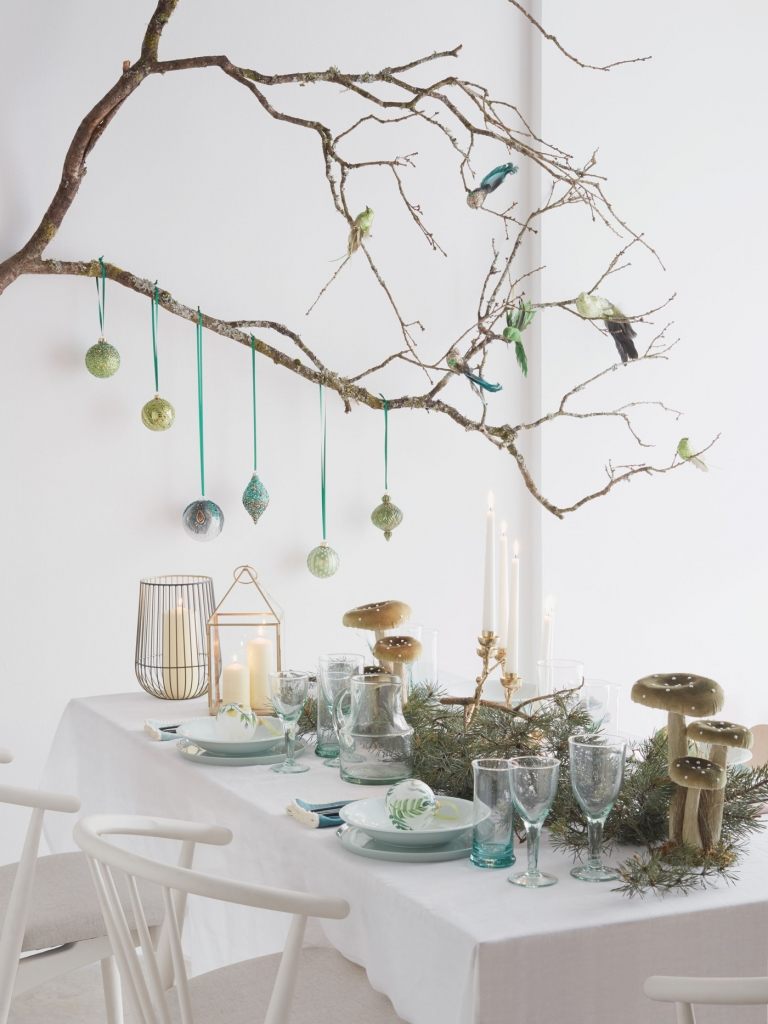 Trendové farby Vianoc 2019 kombinujú bielu a zelenú trávu pri slávnostnom stole