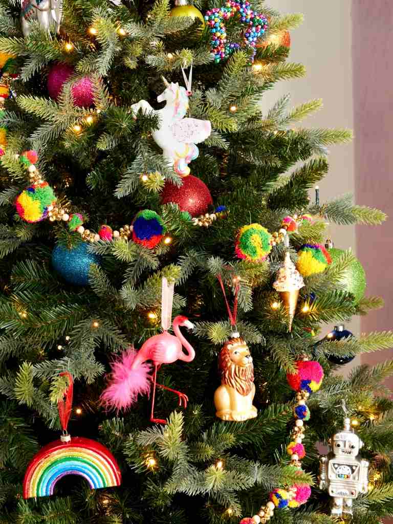 Trend farby Vianoce 2019 Ozdoby na vianočný stromček v dúhových farbách ružová červená fialová kombinujú vianočné ozdoby s plameniakmi a jednorožcami