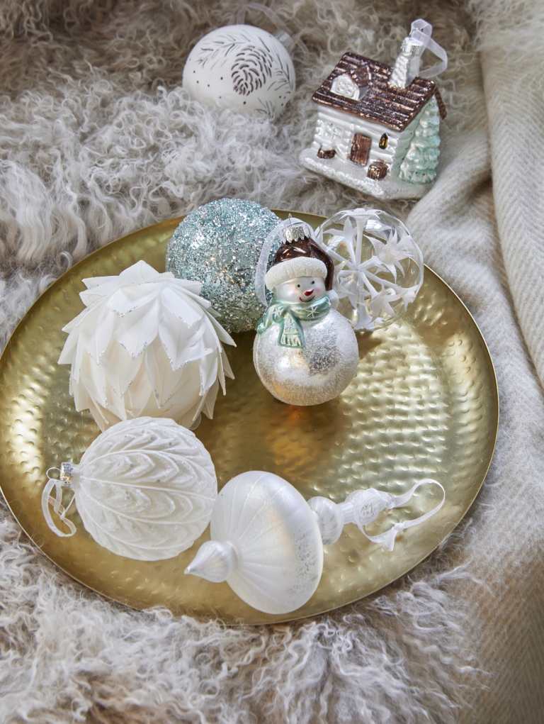 Pódiové ozdoby na vianočný stromček v perleťovej bielej na zlatom podnose