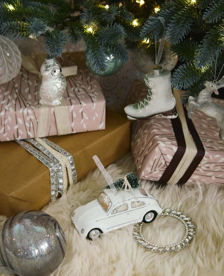 Vianočné farby 2019 Ozdoby na vianočný stromček v bielej a starožitnej striebornej farbe