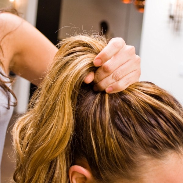 Pokyny na navrhnutie neformálneho Fruisuru ako si vyrobiť účes s konským chvostom